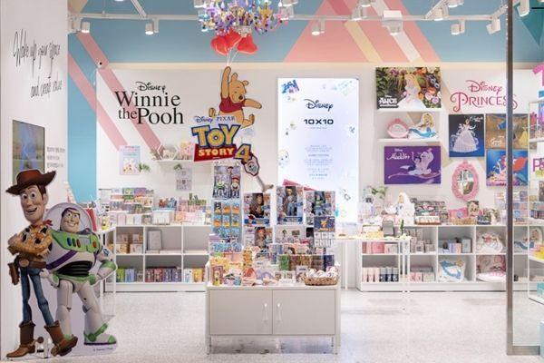 ร้านดิสนีย์ป๊อปอัพ 10x10 ในโซล แสดงสินค้าเหมาะสำหรับแฟนดิสนีย์ เช่น วินนีเดอะพูห์ และของในธีมทอย สตอรี่ 4 ประดับประดาด้วยสินค้าต่าง ๆ ภายในร้าน